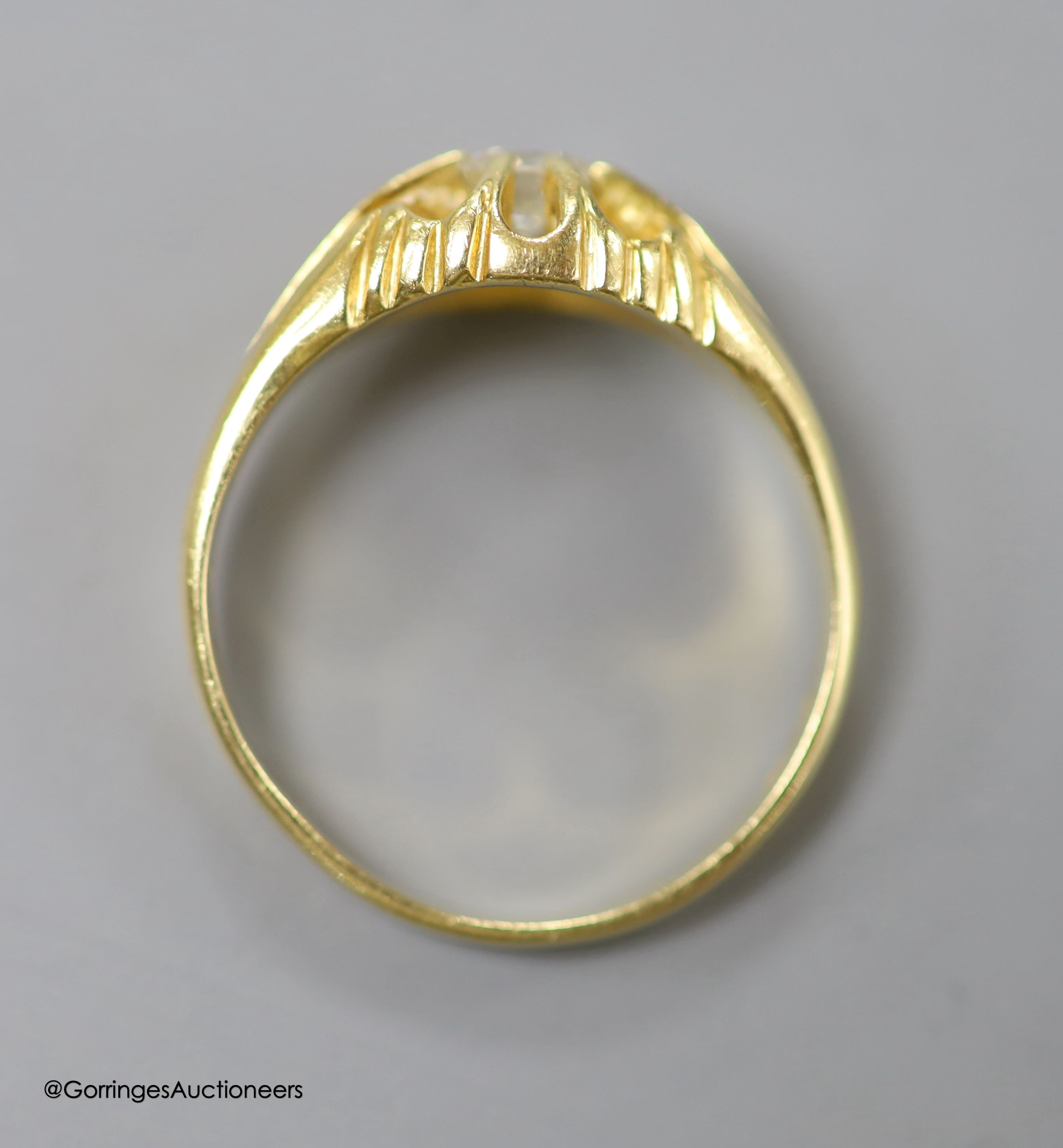 A modern 18ct gold and claw set solitaire diamond ring, size T/U, gross 5.9 grams